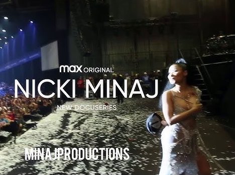 YSLONIKA's tweet photo. the way she also had multiple pictures of nicki saved on her phone too… a whole stalker. https://t.co/VY9xeGuVkS