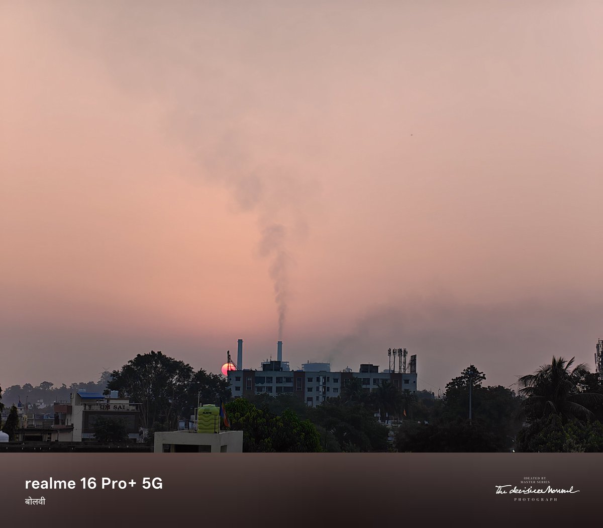 SumIt_Gloaming's tweet photo. Adding a closer look at that bright golden sun🔆 rising above the horizon🌇✨. It’s amazing how a few quiet morning moments can bring so much clarity and peace to the entire day. 🌿💖
#बोलवी #GoldenHour #MorningMagic #HometownSkies https://t.co/Vro9x3Cw0s