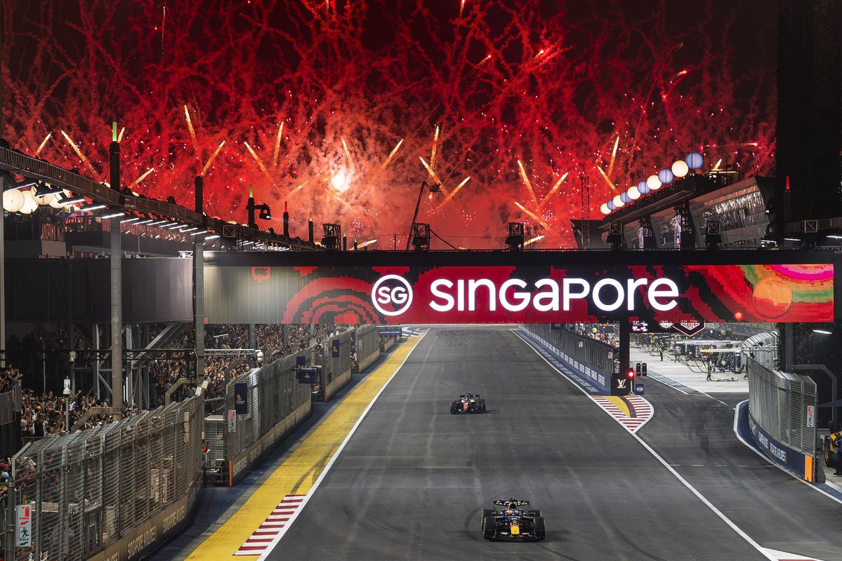 ayneaprodhite's tweet photo. Penguasa GP Singapore 2026 (LESTAPPEN)
cr. @ScuderiaTata 

Sumpah cantik bangetttt, i'm obsessed with Lestappen pt. 2❤️💋 https://t.co/ESP85ABhsl