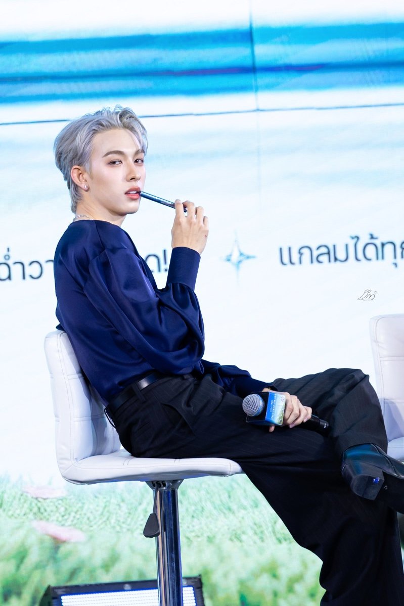 memooying's tweet photo. ได้ถ่ายคอนเท้นชุดนี้คนเดียว ก็คงแรงจริงๆ 😶‍🌫️ https://t.co/655KJDKfTy
