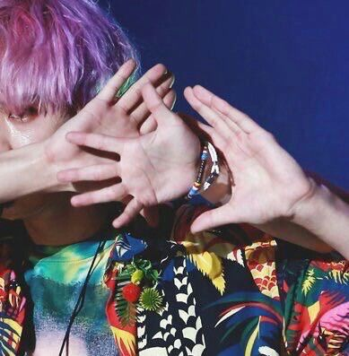 vegetovirulent's tweet photo. This reminds me Chanyeol and Xiumin hands difference https://t.co/2kMqmDdR0Y