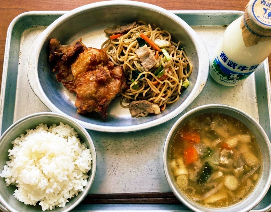 Rrozzeria's tweet photo. この写真を昭和風のひとまわり小さなアルマイト食器に入れた写真を生成して　ただし食品そのものの大きさは変えないで　食品などを追加でしたり差し引いたりしないで　牛乳はビン牛乳に変えて…このプロンプトでaiで画像生成。そんなに悪くない？汎用性を考えて食器が料理に対して大きすぎる？ https://t.co/TQaLHfJcHT