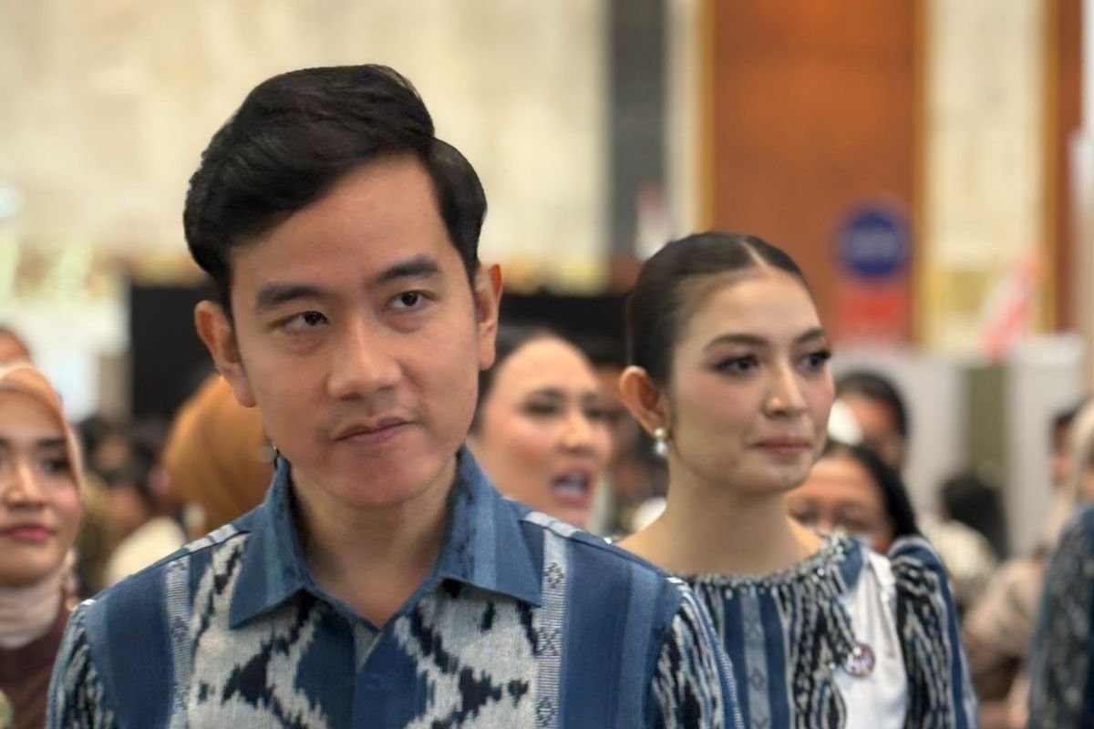 LambeSahamjja's tweet photo. saran dari pengamat untuk gibran soal kasus ijazahnya 

1. gelar konferensi pers (agung baskoro, direktur trias politika strategis)

gibran jelaskan sendiri lewat konferensi pers yang serius, bukan cuma jawab sambil lalu ke wartawan

paparkan riwayat sekolah dari awal secara urut, tunjukkan ijazah tiap jenjang, dan beri alasan yang jelas

kalau bisa bersama jokowi, karena isunya sudah jadi sorotan nasional bahkan internasional

alasannya: publik butuh kejelasan, dan bangsa jangan terus sibuk soal ini padahal masalah ekonomi dan hukum belum selesai

dia bilang putusan mk memang menolak, tapi ada bagian soal penyetaraan ijazah yang harus dijelaskan gibran sendiri

2. jawab tegas dan tunjukkan ijazah (feri amsari, pakar hukum tata negara)

harusnya jawab tegas “saya ada ijazah sma” atau “tidak ada”, jangan menjawab sambil tidak menjawab

dia kritik ucapan gibran “kalau tidak lulus sma tidak mungkin kuliah s1 di singapura”, katanya itu bukan jawaban pasti karena penipuan bisa terjadi di mana saja

saran: keluarkan saja ijazahnya, “apa sulitnya”, apalagi pejabat publik

dia bilang aneh kalau punya ijazah tapi membiarkan keributan panjang, karena bisa memunculkan dugaan di masyarakat

3. mundur atau lewat dpr (ubedilah badrun, akademisi unj)

opsi pertama: gibran mengundurkan diri dari wakil presiden

opsi kedua: dpr menempuh mekanisme konstitusional
usul ini muncul setelah putusan mk nomor 01/phpu.pres-xxiv/2026 pada selasa 6 okt 2026 malam