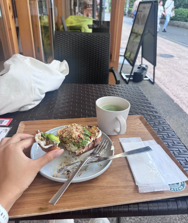 TheRedFox_ezh's tweet photo. テラス席でのんびり朝ごはん🍃 クリームとナッツがのったトーストは一口食べたら幸せが広がり、抹茶ラテの香りも心落ち着く。穏やかな時間がゆっくり流れて、本当に癒やされます https://t.co/2lxeqqBzKa