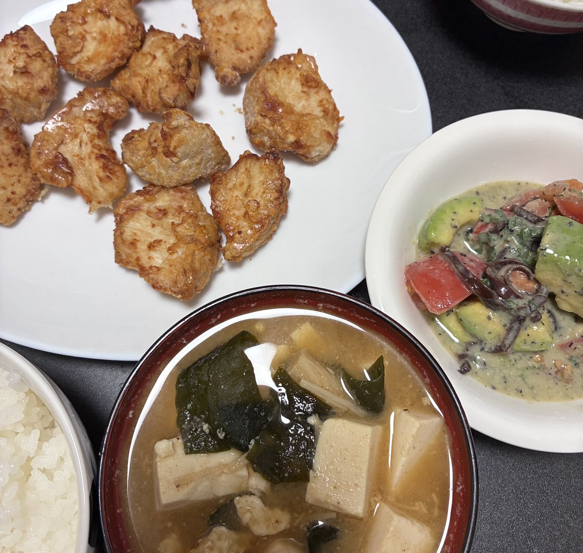 maakor8's tweet photo. Lᵘⁿᑦᑋ♥
むね肉の唐揚げとアボカドとキクラゲサラダ、お味噌汁🐒
 #お昼ご飯  #唐揚げ  #エアフライヤー  #アボカド https://t.co/JS9QLBFQkS
