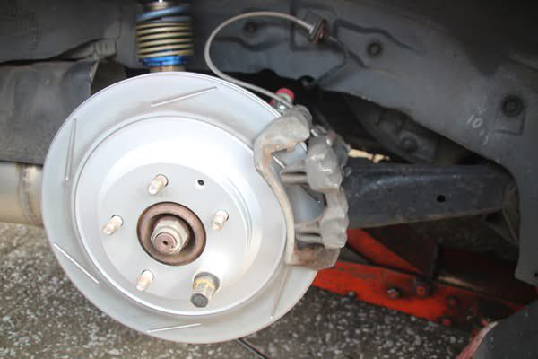 arf_taka's tweet photo. RX-7 FC3S 後期 ブレーキ関係のメンテナンス
次ぎ、ローターのアールが大きくなりためキャリパーにローター逃げ加工をします。
キャリパーを装着できるようになったことを確認します。 https://t.co/eobUkdaqN0