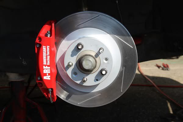 arf_taka's tweet photo. RX-7 FC3S 後期 ブレーキ関係のメンテナンス
フロントブレーキキャリパー＆ローター交換完了。ローターバックプレートは取り外しました。
かっこいい～！
ちなみにパッドはライトスポーツを使用しました。
効き過ぎず、よく効きます！これ大事！！！
社外キャリパーに交換して効き過ぎて「カックン」ブ https://t.co/FNYu9pw26y