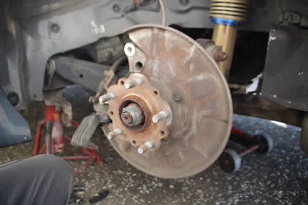 arf_taka's tweet photo. RX-7 FC3S 後期 ブレーキ関係のメンテナンス
次ぎ、リアブレーキの作業を！
リアブレーキローターはＦＤ３Ｓの３１３φローターを変換ブラケットを使用して装着します。
部品代は安いですが、装着には加工が必要です。
まずは、キャリパーとローターを取り外し。
ハブ外形を約5mm削ります。
ＦＤ３Ｓの https://t.co/zD1o7TWXaj