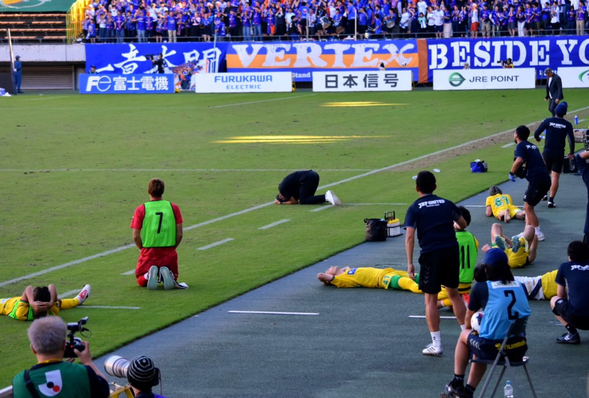ILSOCCER_A's tweet photo. 2026.10.11 千葉vs長崎　

逆転か！？と期待度が高かっただけに落胆するベンチ組。小林監督が頭抱える様子が切ない・・・

#小林慶行 監督

#jefunited
#ジェフ千葉 https://t.co/cdZMCaF8Ca