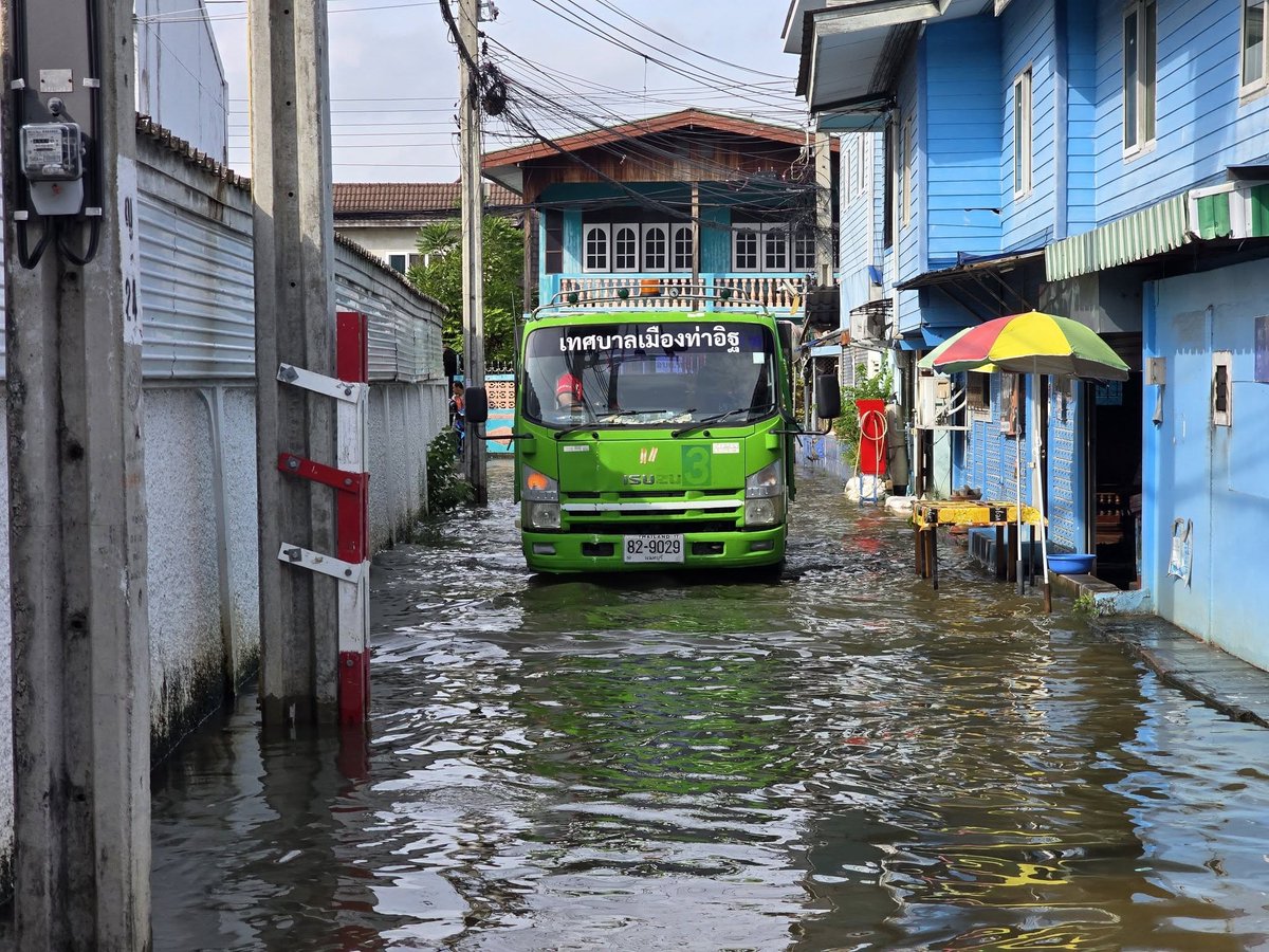 js100radio's tweet photo. 🌤  (12 ต.ค. 69) เช้านี้ที่ท่าอิฐ นนทบุรี
🌊 วันนี้ระดับน้ำขึ้นสูง ไหลท่วมถึงถนนด้านนอกทางเข้าชุมชนมัสยิดท่าอิฐ
.
ถนนหน้าโรงเรียน รถเล็กยังพอสัญจรได้ แต่ต้องระมัดระวัง หน้าโรงเรียน แม่ค้ายังขายของกันคึกคัก

(Cr.สถานี��่าอิฐ) https://t.co/kTYdjhLUwL