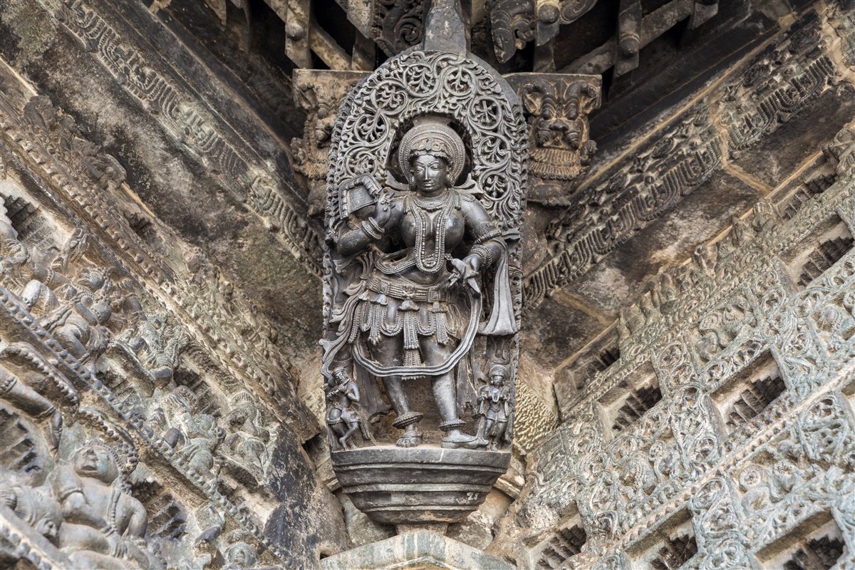 guduguminchu's tweet photo. ಬೇಲೂರು, ಹಳೇಬೀಡು, ಬಾದಾಮಿ ಮೊದಲಾದ ಕಡೆಯ ಕನ್ನಡ ಕೆತ್ತನೆಗಳನ್ನು ಪೊಳ್ಳು ತನಾತನಿಗಳು ತಮ್ಮದೆಂದು ಹೇಳಿಕೊಳ್ಳುತ್ತಾ ನಮ್ಮಿಂದ ಕಿತ್ತೂಕೊಳ್ಳುತ್ತಿದ್ದಾರೆ. ಮುಂದೊಮ್ಮೆ ಇವರು ಕನ್ನಡಿಗರಿಗೆ ಚೊಂಬು ಕೊಡುವುದು ನಿಕ್ಕಿ. ಹಾಗಾಗಿ ಕನ್ನಡಿಗರು ಈ ಬಗೆಯ ಎಲ್ಲಾ ಕಡೆಯೂ #KannadaArchitecture ಕೊಂಡಿಯನ್ನು ತಪ್ಪದೇ ಹಾಕಿರಿ. https://t.co/B5iWbMADBx