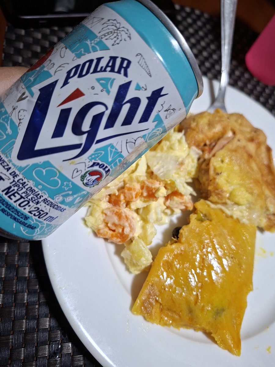 CardozoMarMar's tweet photo. Epa, tuve una cenita navideña... Pasticho, media hallaca (de pollo, lamentablemente), ensalada y una #PolarLight

#Maracaibo #Venezuela #Caracas #Panama #Zulia #11Oct #BeisbolXTeleven https://t.co/XKwufSUGI1