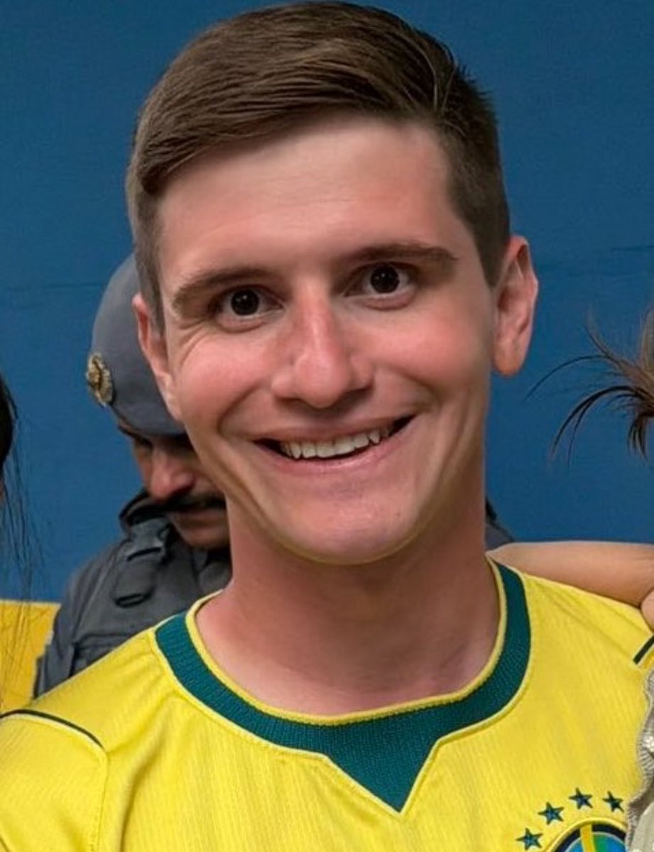stuckpov's tweet photo. o que me pega é q nessa foto a galera só editou o cabelo https://t.co/x5gniVnKFr
