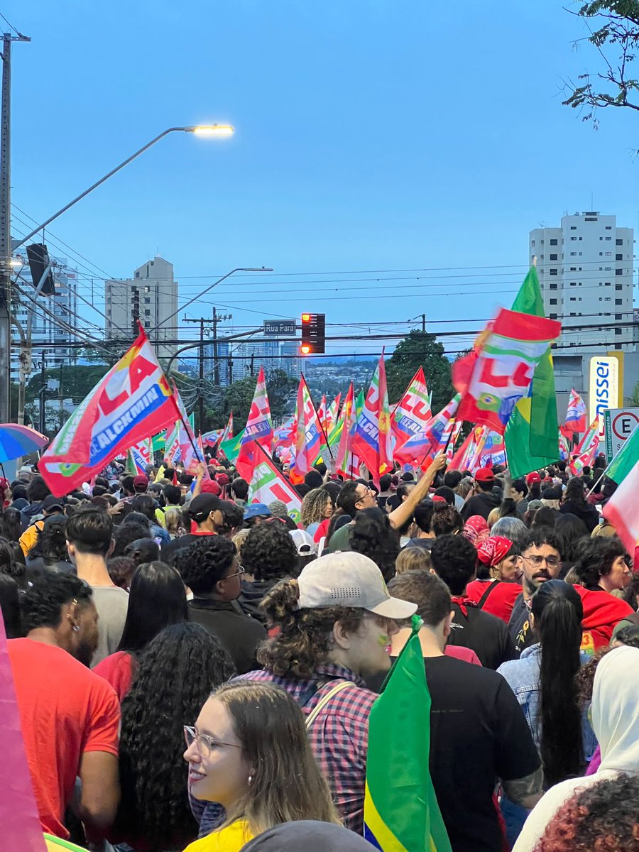 isadoliveira_'s tweet photo. A chuva parou pra gente manifestar!
Mesmo com 66% a favor do Flávio no primeiro turno, a Higienópolis ficou vermelhinha hihi ⭐️⭐️⭐️⭐️ https://t.co/Hbm25d7q3s