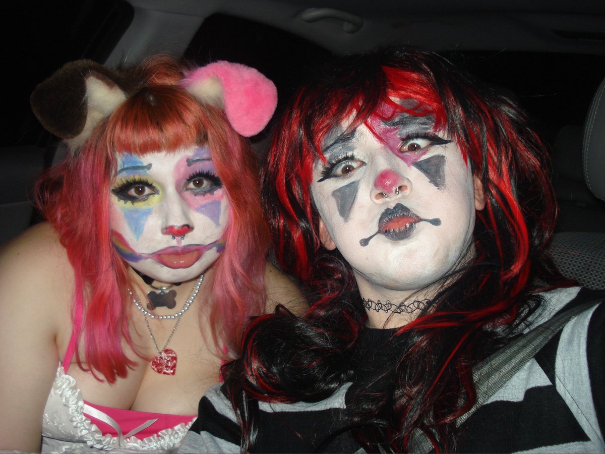 myarcie's tweet photo. clowning around with my girlfriend ^_^ https://t.co/pqisfS3Ym3
