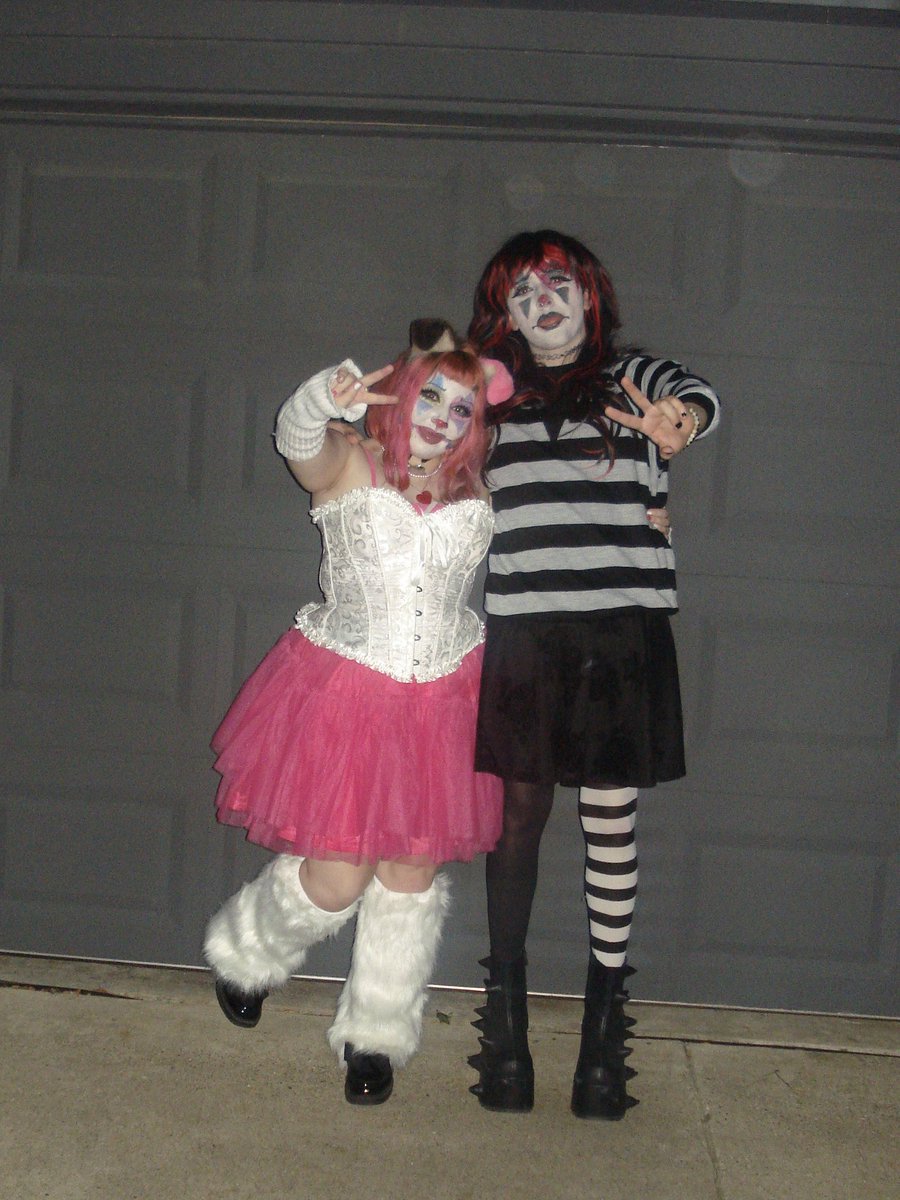 myarcie's tweet photo. clowning around with my girlfriend ^_^ https://t.co/pqisfS3Ym3