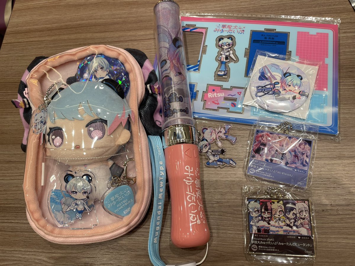 erii_ph's tweet photo. グッズも欲しいの買えて良かった！
めじるしりっちゃん２種自引き🥲✨カードは娘と交換してもらった🙏
みんな最高にかっこよかったし、本当に行けて良かった！ツアーもどこかは行きたい❤️‍🔥リリイベも💪
楽しかったからまた頑張れる！
ありがとー🩵
#りっちゃんといっしょ
#ゆめみた_DIMENSIONALOVERLAP https://t.co/f4zup0MURP
