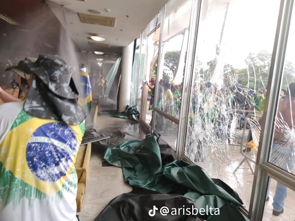vermelhoestrela's tweet photo. #DIREITATERRORISTA https://t.co/i08EPK3aoC