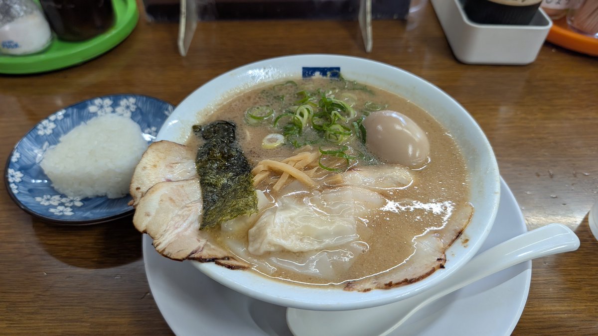 kjun3939's tweet photo. 魁龍 小倉本店さんに。ド豚骨ラーメン。骨の髄を感じてきた。店内いろんな人のサイン。まれいたそは写真付きで。 https://t.co/VVQfx4Qz1g