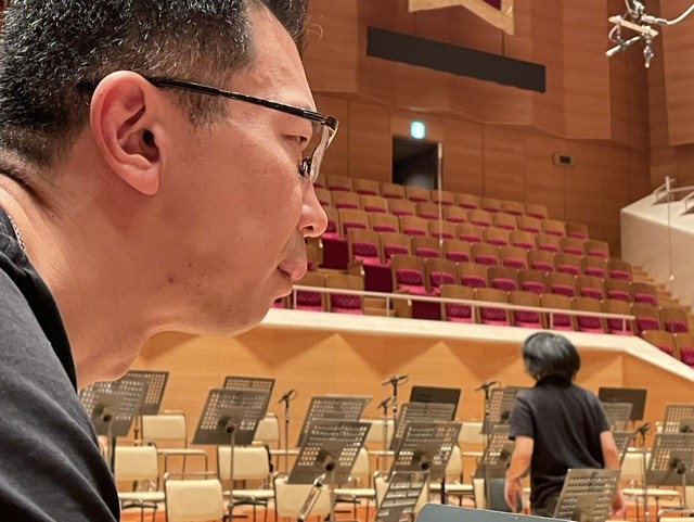 NHKSO_Tokyo's tweet photo. 「マエストロをよく見えるようにして欲しい」

#サントリーホール に入る前、第1ヴァイオリンの #猶井悠樹 から
ステマネ #徳永匡哉 にあったオーダーです。

#ルイージ やソリストたちが紡ぐ《#トスカ 》の音楽がすばらしいため、
その自由自在に動くテンポや表情の変化に応えるには、いつも以上に指揮をよく見る必要があるから、とのこと。

それを受けて、今朝も徳永が椅子を絶妙な位置に配置しています。

いつも同じように並んでいるように見える椅子も、こんな風に毎回少しずつ調整しているんです。

すべては、皆さまにより良い演奏をお届けするため。

---------------------------
本日10/12は《トスカ》公演最終日。
今日も出演者・スタッフ一丸となって、最高のステージをお届けします。

チケットはわずかですがお求めいただけます。
1人でも多くの方とこの瞬間を共有できますように。
サントリーホールでお会いしましょう！

N響100周年＆サントリーホール40周年
ファビオ・ルイージ指揮
プッチーニ：オペラ『トスカ』（演奏会形式）
📍サントリーホール

10/12 (月・祝) 16時
https://t.co/nRZ3eR2F1l
