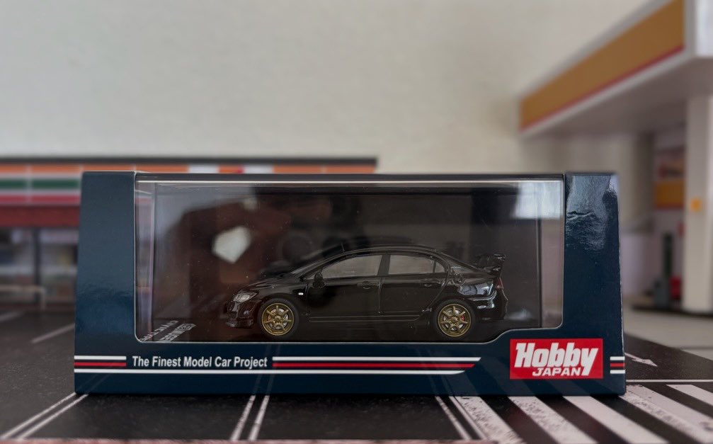 dc2takaaki's tweet photo. ホビージャパン 1/64 シビックタイプr fd2無限

記念すべき第1回の投稿はfd2となりました！ブラックのボディに、ゴールドのホイールって犯罪レベルにかっこいいですね！
無限エアロも似合ってます！

#ミニカー
#車
#vtec
#ホンダ

今後も少しずつ投稿する予定なのでよろしくお願いします！ https://t.co/Od5YHtuIxe