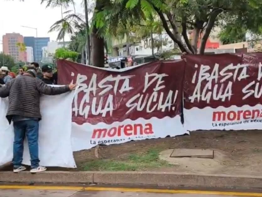 marcelcarrillog's tweet photo. ¡Jalisciense, que nunca se te olvide!

Morena mandó porros y manifestantes de otros estados para reventar tu protesta y que terminaras madreado por exigir agua limpia.

A estos narcotraficantes les importas un carajo. Te utilizan como carne de cañón para sacar raja política y seguir robando.