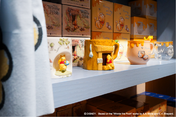 thepoohshop_jp's tweet photo. 🍯オープンまで、あと2日！🧸✨

「The POOH SHOP by marimo craft」のオープンは、いよいよ明後日！

プーさんの魅力が詰まったアイテムや、世界観を楽しめるこだわりの空間など、皆さまをお迎えする準備もいよいよ大詰めです💛

東京駅でプーさんたちに会える日まであと少し。

オープンの日を、ぜひ楽しみにお待ちください🍯✨

#くまのプーさん
#ThePOOHSHOP
#東京キャラクターストリート