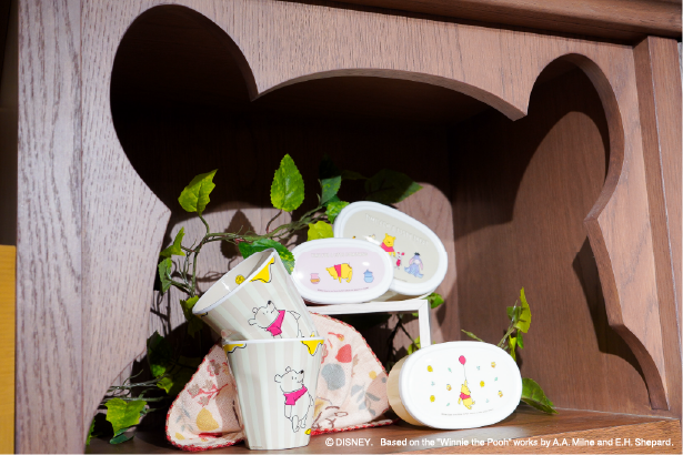 thepoohshop_jp's tweet photo. 🍯オープンまで、あと2日！🧸✨

「The POOH SHOP by marimo craft」のオープンは、いよいよ明後日！

プーさんの魅力が詰まったアイテムや、世界観を楽しめるこだわりの空間など、皆さまをお迎えする準備もいよいよ大詰めです💛

東京駅でプーさんたちに会える日まであと少し。

オープンの日を、ぜひ楽しみにお待ちください🍯✨

#くまのプーさん
#ThePOOHSHOP
#東京キャラクターストリート