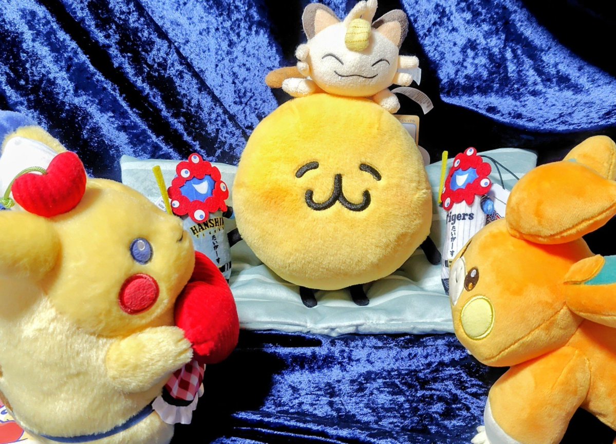 inunosotto's tweet photo. 改めまして、
ようこそ、ホニャちゃん！

…なんか、泣いてね？正面右の目尻。

集合！
サイズ的に比較になるメンバー！　子守唄役ミャクミャーク先輩はアウェイ版も集合！

ホニャちゃんが落ち着いたら耳毛デデンネ！睫毛メタモン集合！

これより、
歓迎会を開始します。
#えもじの子　#ポケモン https://t.co/3WJlsT64bw