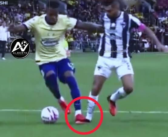 MikelRebelU's tweet photo. @cantantearbitro @PumasMX @CruzAzul Pues no que si el rival es quien se pone en la trayectoria del pie ni falta es?
Quien les entiende. https://t.co/LlXJT6bSFP