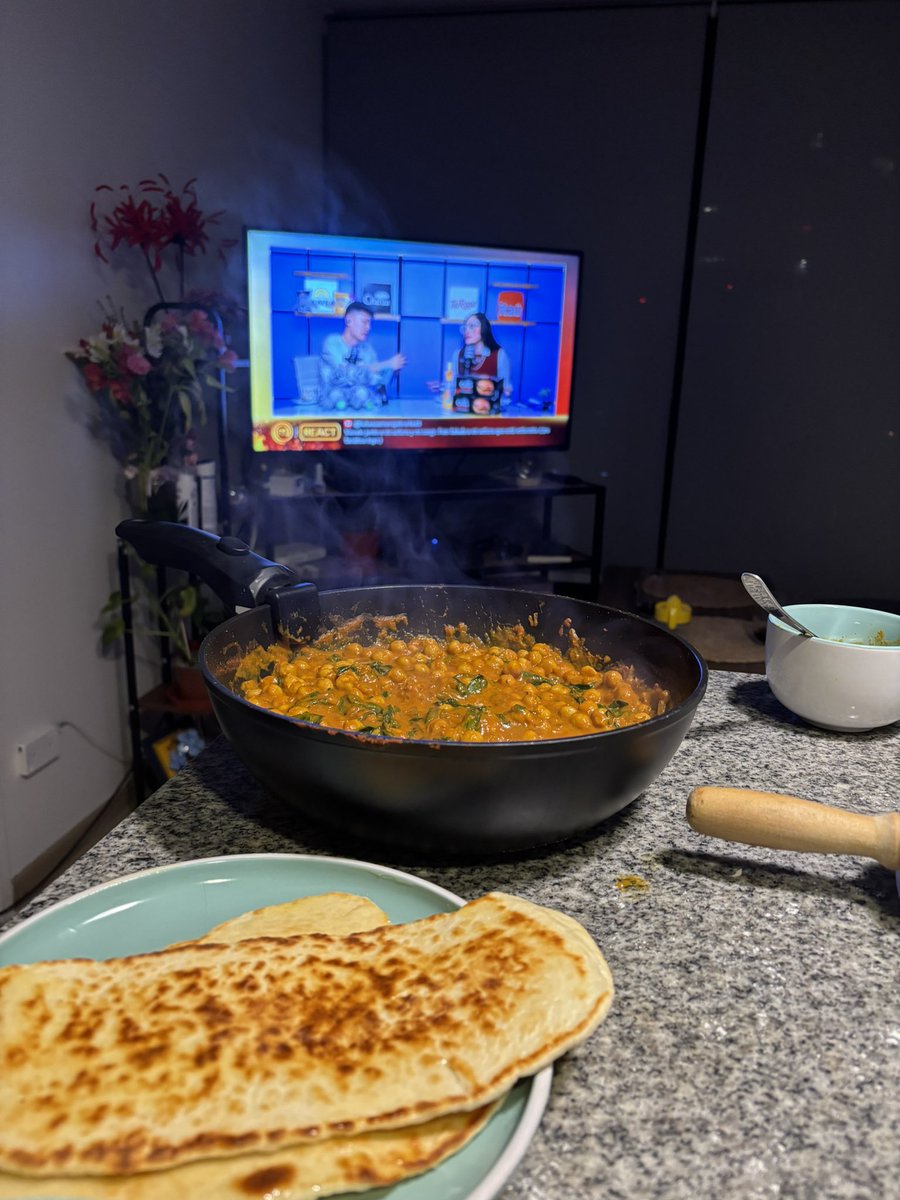 nikocod199's tweet photo. Asi va quedando un curry de garbanzos con tomate y naan #masterchefchile https://t.co/RyGBYO2TRG