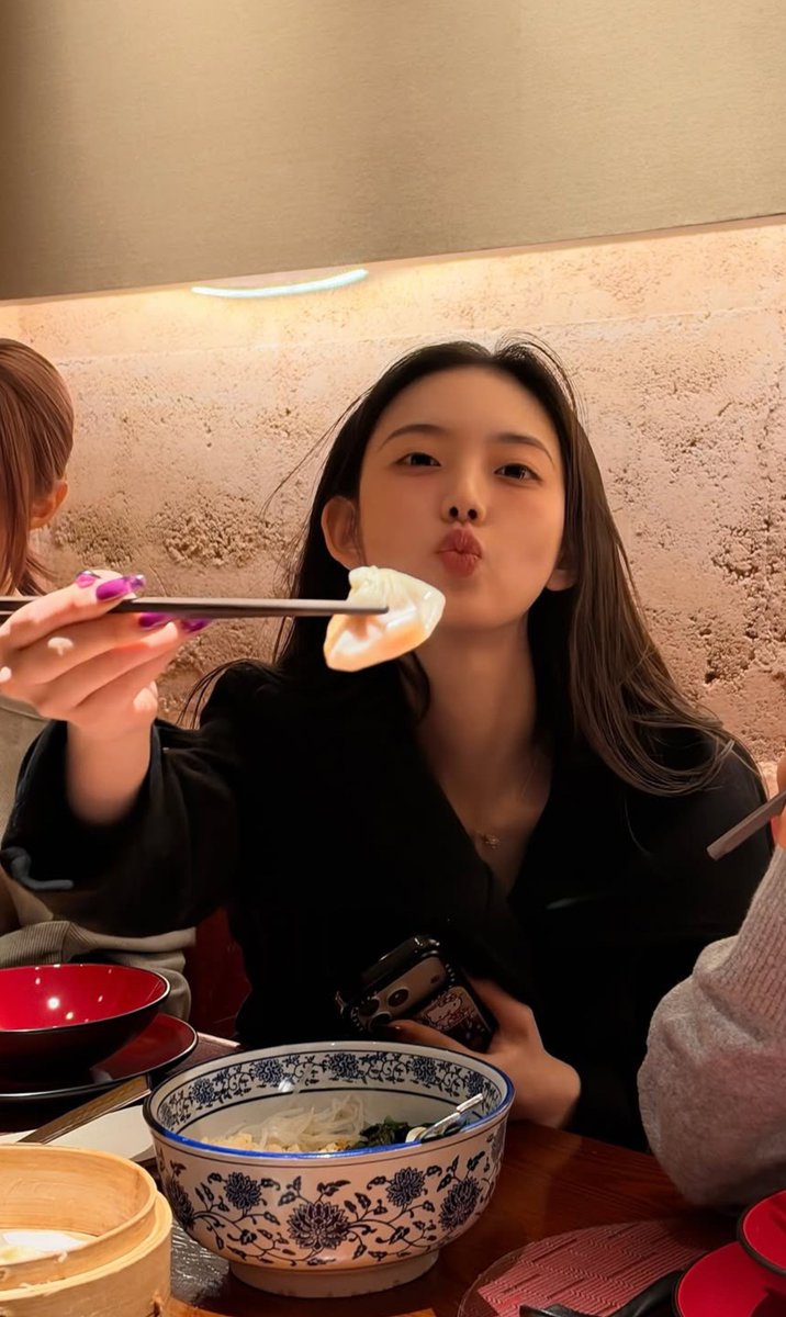 KiiKiii_LEESOL's tweet photo. a little macao moment 🍽
#KiiiKiii #키키 #LEESOL #이솔 https://t.co/QyRfyjYoYz