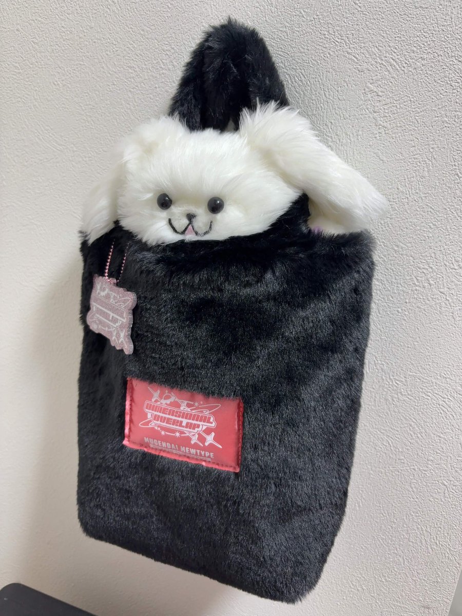 miyako_yumemita's tweet photo. 〈今日のまるファッション〉
まっしろふわふわな毛並みとのコントラストが美しいまっくろなふわふわ

おしゃれ度⭐️⭐️⭐️⭐️⭐️ https://t.co/tKfHUEyMBL