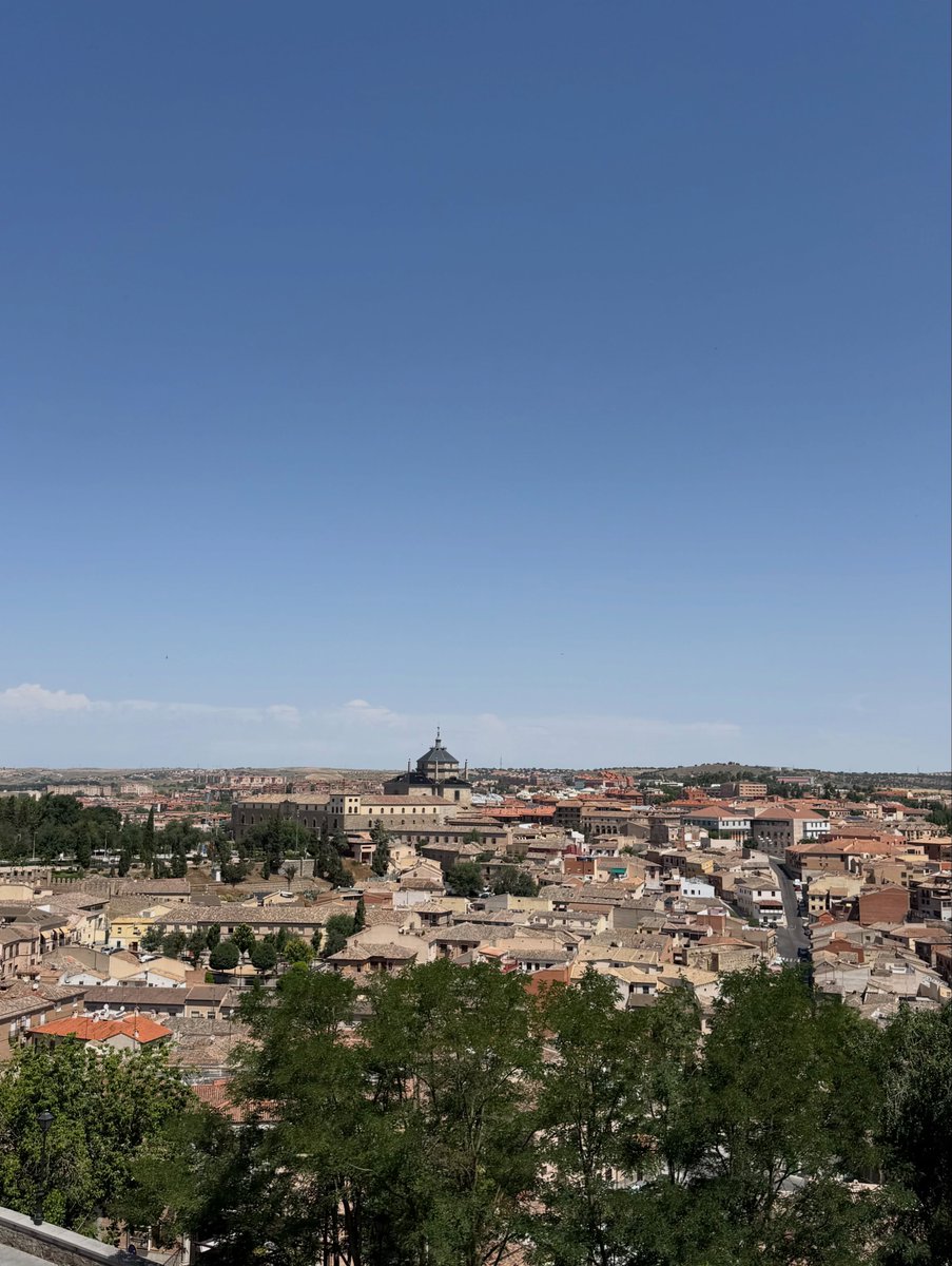 MariaDe85727709's tweet photo. Toledo zachwyca panoramą, wąskimi uliczkami i niezwykłą atmosferą. Z Madrytu dotrzesz tam bezpośrednim pociągiem z Atochy w około 30 minut. Bilet w obie strony kosztuje około 25 EUR. https://t.co/ECnxBQ4erx