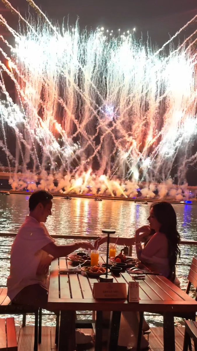 luzedilmaarias's tweet photo. Dinner under fireworks, with ocean views and the Symphony of the Sea lighting up the sky. Good food, music, and one unforgettable night in Sunset Town, Phu Quoc. Would you choose this for your next night out? https://t.co/z2NicztvKY