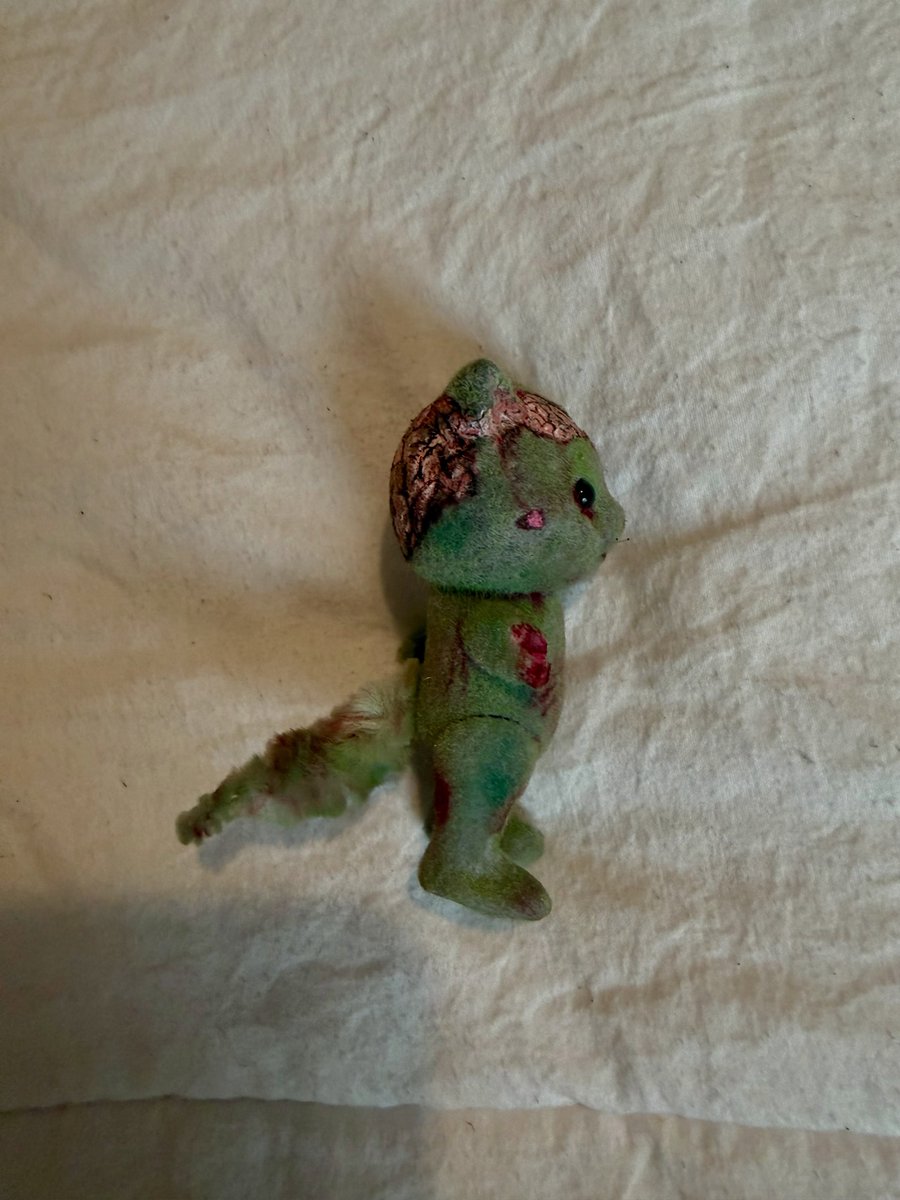 haanonimus's tweet photo. Custom zombie cat Calico Critter, handmade by me. https://t.co/elcjeD3CVV