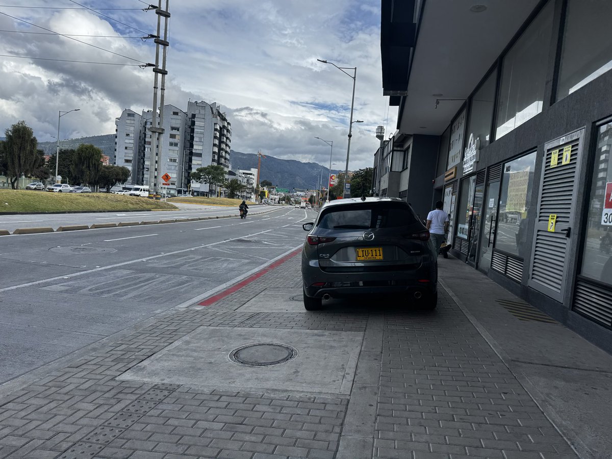 Infractores_Col's tweet photo. 4/10/2026 - 15:43
Bogotá D.C. 
Av Suba - Cll 114
#SalvajesEnLaVía 

@SectorMovilidad @TransitoBta @Maferoc @JD_Quinteror este andén lo invaden como 🅿️ constantemente y nunca hay sanciones. https://t.co/XyxjiMmyYS