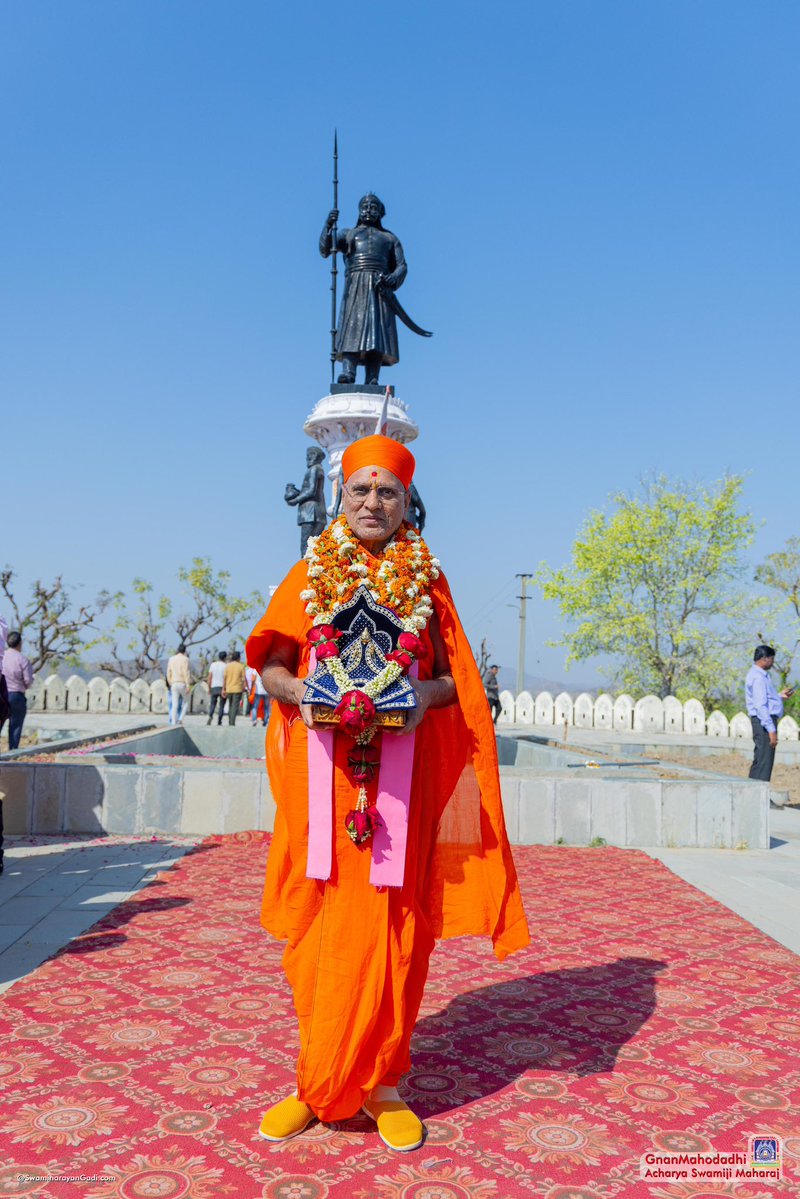 SGadiManinagar's tweet photo. Every sunrise carries a message of hope: keep faith, keep growing, and keep moving forward with Vedratna Acharya Shree Purushottampriya #SwamishreeMaharaj and #GnanMahodadhi Acharya Shree Jitendriyapriyadasji Swamiji Maharaj.

#AcharyaSwamijiMaharaj #SwaminarayanGadi https://t.co/kByiJKz1ET