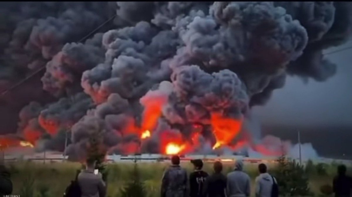 mjfree's tweet photo. Zelenskyy might be saving our democracy. The mad genius is bombing Russian data centers linked to FAKE NEWS bot farms. Without them, Putin’s midterm influence will accidentally fall from a 30th floor window.  

I 💙 Ukraine 🇺🇦 https://t.co/ocsETYXvn0