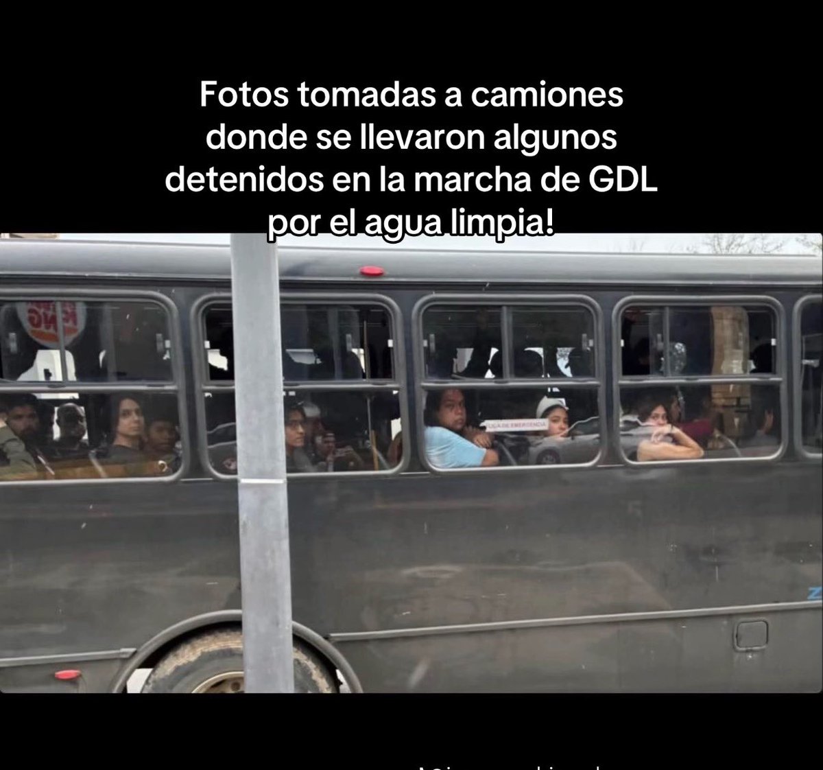 0dyozha's tweet photo. 🆘Difundamos este es el camión que se lleva un montón de jóvenes detenidos en Guadalajara en la manifestación donde piden agua limpia, un derecho vital de todo ser humano . 

No perdamos de vista a nuestros jóvenes .
Que no se repita un 26 y 27 de septiembre del 2014 con nuestros 43 estudiantes desaparecidos !!!!

Hacemos responsables a la policía y al gobierno de Guadalajara si algo les pasa .

@Claudiashein 
@GobiernoJalisco 
@PabloLemusN  
@OHarfuch 

Compartan por favor 🙏🏼🙏🏼🙏🏼🙏🏼🙏🏼

México los OJOS AQUÍ ⬇️⬇️⬇️⬇️⬇️⬇️