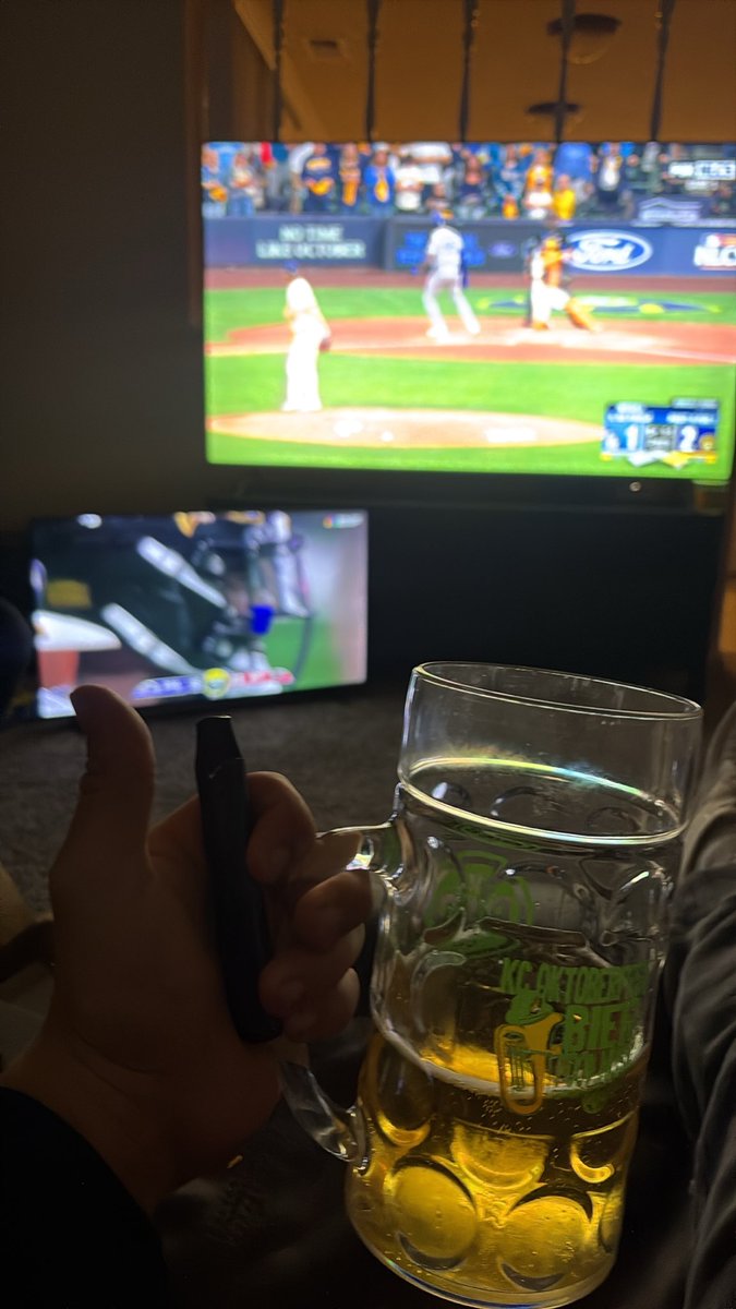 pbbuttags's tweet photo. 3rd Oktoberfest beer, alto, double stimulants on the TVs #peak https://t.co/JhtTKwgf9j