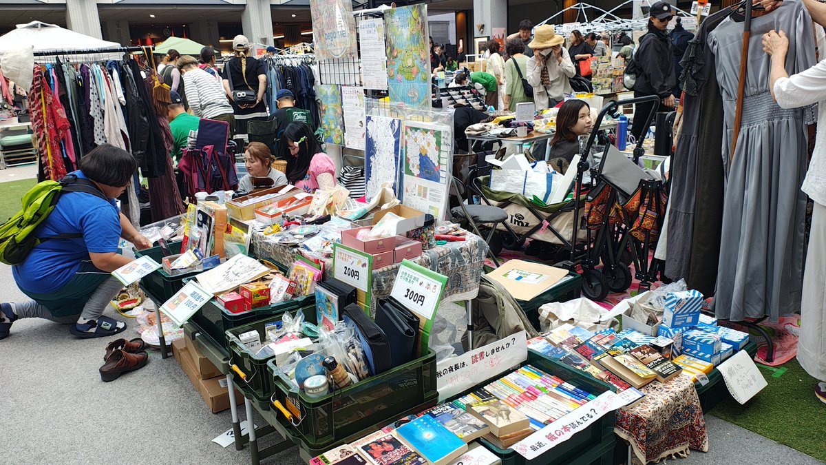 izu3_begames's tweet photo. 大阪の弁天町 #大阪ベイタワーフリーマーケット ブース32にてに参加中！
今日は、秋の夜長ということで、文庫本を持ち込んでますが、思ったほどでないです。焦…。帰るまでには、身軽になりたいよ～。

#フリマ https://t.co/MwWzFvtqDi