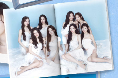 keTEBElan_'s tweet photo. They left empty space in the middle for jennifer.. Guys it's for this, the gutter so their face wouldn't be torn into two😂 stop being delusional, shame on your age, be real be logical. https://t.co/XFApRlSPv9