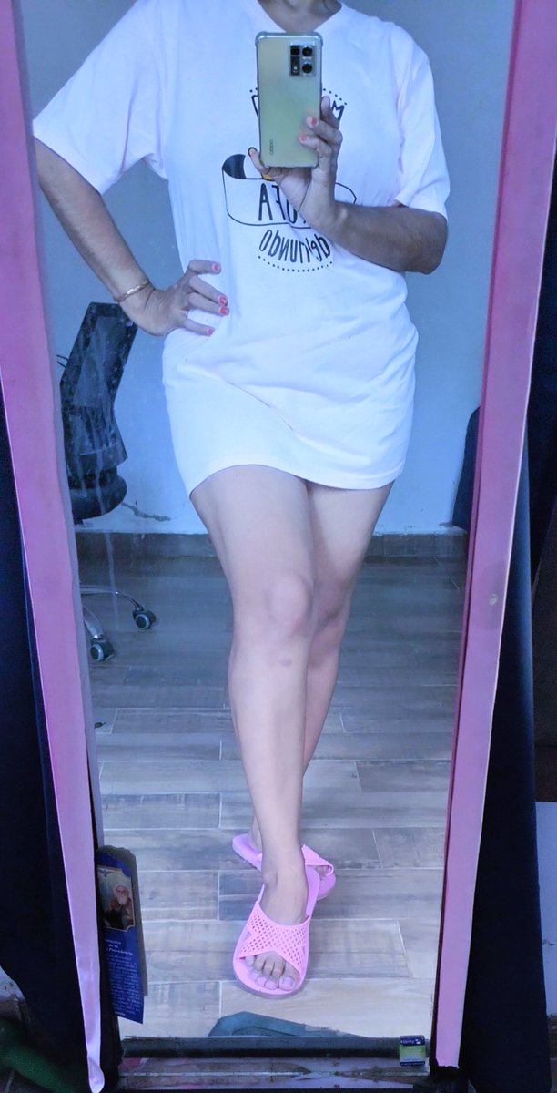 SecretLatin4's tweet photo. **"Just trying on my favorite oversized t-shirt... 🤍 Do you like how it fits? Tell me what you think in the comments... 💋✨
#OnlyFansLatina #OFArena #FacelessModel #Oversized"** https://t.co/p0Zzx1Pjcd