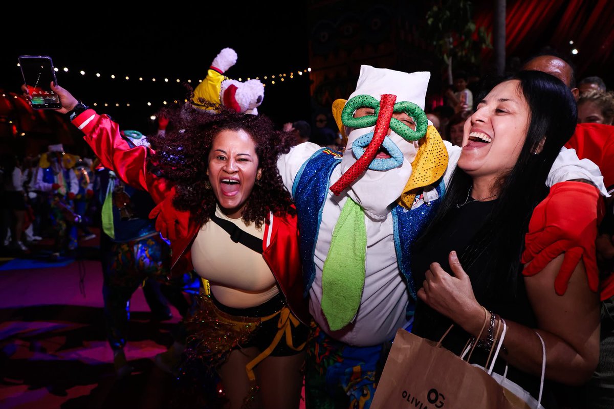 Carnaval_SA's tweet photo. ¡Doce días en #MacondoPark, representando con orgullo la fiesta barranquillera!❤️‍🔥💛💚
Hoy, la Reina Salwa Maloof llegó con toda la herencia africana del mapalé, junto a Fuerza Negra y nuestros 130 hacedores, quienes nos han demostrado la verdadera pasión de compartir con el mundo lo que somos.

🥹Nos queda una sola noche en #EsLatinaFest y solo tenemos sentimientos de agradecimiento por cada carnavalero que nos recibe y vive la magia del #CarnavalDeBarranquilla.