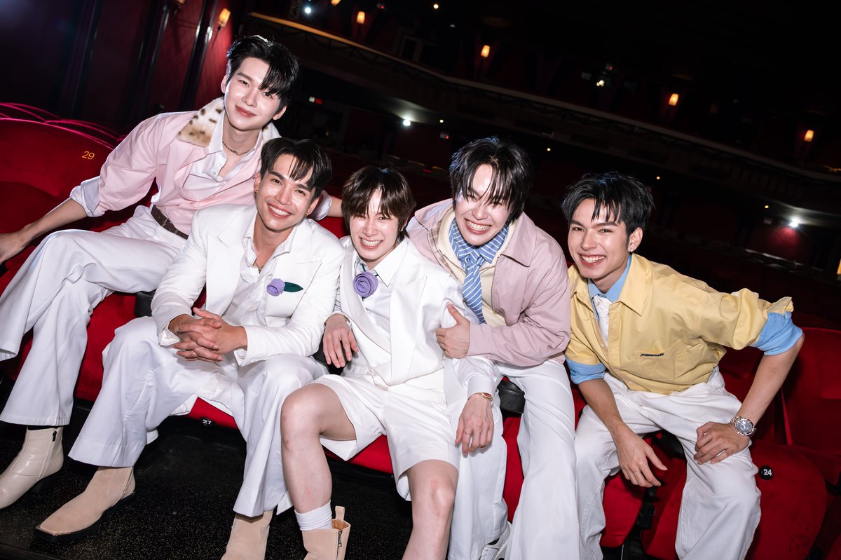 faikeaw_ent's tweet photo. ‘แม้ก - ณฐ’ พา ‘สาม - แจม’ เดินทางถึงบทสรุป จากหน้าที่จนกล้าทำตามหัวใจ ส่งท้ายซีรีส์ ‘ที่สามของเธอ Your Third Series’
 
#ที่สามของเธอตอนจบ
#YourThirdSeries
#MandeeWork

เป็นการส่งท้าย Final EP ที่เต็มไปด้วยอบอุ่น โดยซีรีส์ ‘ที่สามของเธอ Your Third Series’ เสิร์ฟทั้งความโรแมนติกและคอมเมดี้มาตลอด สมกับเป็นซีรีส์รอมคอมผลงานจากค่าย ‘ดูมันดิ’ ภายใต้การผลิตของ ‘บริษัท มันดีเวิร์ค จำกัด’ ซึ่งบอสใหญ่ ‘อ๊อฟชั่น กิตติพัฒน์ จำปา’ ตั้งใจจัดเต็มความสนุกในทุกด้าน ปิดฉากอย่างประทับใจ โดยส่งท้าย Final EP ให้ทีมนักแสดงนำอย่าง ‘แม้ก กรธัสส์, ณฐ ณฐสิชณ์, ฟิวส์ วัรชพล, เจ็ม กันตพัฒน์ และ โอม ธนกฤต’ ได้ชมซีรีส์ไปพร้อมกับแฟนคลับ ในงาน “ALWAYS YOUR THIRD, TO OUR LOVE ENDING Presented by iQIYI” ที่จัดขึ้น ณ MAJOR CINEPLEX RATCHAYOTHIN  เมื่อวันที่ 11 ตุลาคม 2569 ซึ่งได้ ‘ป๊อปปี้ รัชพงษ์’ สร้างสีสันในฐานะพิธีกร พร้อมด้วย ‘HEARTDY (ฮาร์ทดี้)’ มาสคอตประจำตัว ‘แม้ก - ณฐ’ ที่มาเซอร์ไพรส์อุนยาย อุนย่า เป็นอีกหนึ่งความสุขที่ทำให้ใจฟู  

โดยภายในงานยังมี Special Show จากทีมนักแสดงที่สร้างบรรยากาศสุดอบอุ่นด้วย Ost. ซีรีส์ ซึ่งเปิดตัวในเพลง ‘จุ๊บทีดิ (One Kiss)’ ที่ ‘แม้ก - ณฐ – ฟิวส์ - เจ็ม - โอม’ แท็กทีมร้องด้วยกัน ชาร์จแบตชีวิตกันต่อด้วยเพลง ‘พลังบวกเคลื่อนที่ (Love Battery)’ จาก ‘แม้ก’ ส่วน ‘ณฐ’ โชว์เสียงใส ๆ ในเพลง ‘แค่ได้ใกล้ (Just..)’ ส่งรอยยิ้มให้แฟน ๆ ทั่วโรงหนังจาก ‘โอม’ ซึ่งมากับเพลง ‘ที่สามของเธอ (Your Third)’ เสิร์ฟความสุขต่อเนื่องด้วยเพลง ‘เป็นเงี้ยได้ไง’ นอกจากจะเคลิ้มไปกับเสียงของ ‘เจ็ม’ ยังเซอร์ไพรส์ด้วยเมื่อ ‘ฟิวส์’ มาร่วมแจมบนเวที ปิดท้ายโชว์ด้วยเพลงใหม่ส่งท้ายซีรีส์อย่าง ‘รักเฉพาะกิจ (Love on Duty)’ จาก ‘แม้ก - ณฐ’ ที่มีจังหวะสนุกและเนื้อหาเพลงที่มีความขี้เล่น ด้วยการยกสถานการณ์ความใกล้ชิด ที่ชวนให้คิด จนเผลอจะ Kiss ซึ่งได้รับฟีดแบคที่ดีจากแฟน ๆ จนขอลิสต์เป็นเพลงโปรดล่าสุด

จากเรื่องราวของซีรีส์ ‘ที่สามของเธอ Your Third Series’ ที่มีจุดเริ่มต้นด้วยการทำเพราะหน้าที่ จนการกล้าทำตามหัวใจและความรู้สึกของตัวเอง พาเดินทางไปทั้งทะเลและในไร่ จนแฟนซีรีส์ปักเมนเป็นชาวไร่ ชาวเกาะ คอยเชียร์ความสัมพันธ์ของ ‘สาม - แจม’ จนได้มีบทสรุปความรักที่อบอุ่นหัวใจ ยิ่งเพิ่มอรรถรสมากกว่าเดิมเมื่อได้ชมจอใหญ่และเสียงสุดกระหึ่มในโรงภาพยนตร์ พร้อมกับได้ฟังเสียง Reaction ของทุกคนไปพร้อมกัน

โดย ‘แม้ก – ณฐ’ เผยว่า “พวกเราผูกพันกับซีรีส์เรื่องนี้มาก ๆ เลยครับ และมีความสุขในทุกวีคที่ออนแอร์ ดีใจที่ใน Final EP ได้มาชมซีรีส์ร่วมกับแฟนคลับ ขอบคุณแฟน ๆ ที่ช่วยซัพพอร์ตและมีกำลังใจที่ดีให้กับทีมนักแสดงตลอดมา พวกเราจะคิดถึงซีรีส์เรื่องนี้และตัวละครตลอดไปครับ”

ปิดท้ายงานด้วยกิจกรรม Hi Bye จากทีมนักแสดง ที่ส่งพลังบวก และรอยยิ้มให้กับแฟนคลับที่มาร่วมงาน รวมถึงแทนคำขอบคุณที่คอยซัพพอร์ต และร่วมเดินทางกับซีรีส์ ‘ที่สามของเธอ Your third Series’ จนจบไปด้วยกัน นอกจากนี้เหล่าแก๊งเพื่อนดูมันดิแห่มาร่วมแสดงความยินดีอย่างคับคั่ง ทำให้บรรยากาศในงานอบอุ่นไปด้วยความสุข

ถึงความรักของ ‘สาม - แจม’ จะ Happy Ending จากภารกิจที่ต้องตามกลับบ้าน จนได้คนที่มายืนข้าง ๆ กันในชีวิตแล้ว โดยยังสามารถรับชมซีรีส์ ‘ที่สามของเธอ Your third Series’ เวอร์ชัน UNCUT ได้บนแอป iQIYI (อ้ายฉีอี้) และเว็บไซต์ https://t.co/5wDoiRiYMs ที่เดียวเท่านั้น