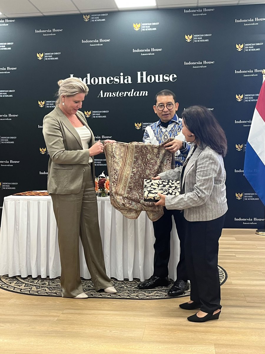 NLinIndonesia's tweet photo. The Netherlands has returned 20 cultural objects from the Rijksmuseum and Wereldmuseum to Indonesia, at Indonesia's request, marking an important step in 🇳🇱 and 🇮🇩 cooperation on restitution.

Read more: https://t.co/LcdSiaZmT1 https://t.co/c90CP6iC73