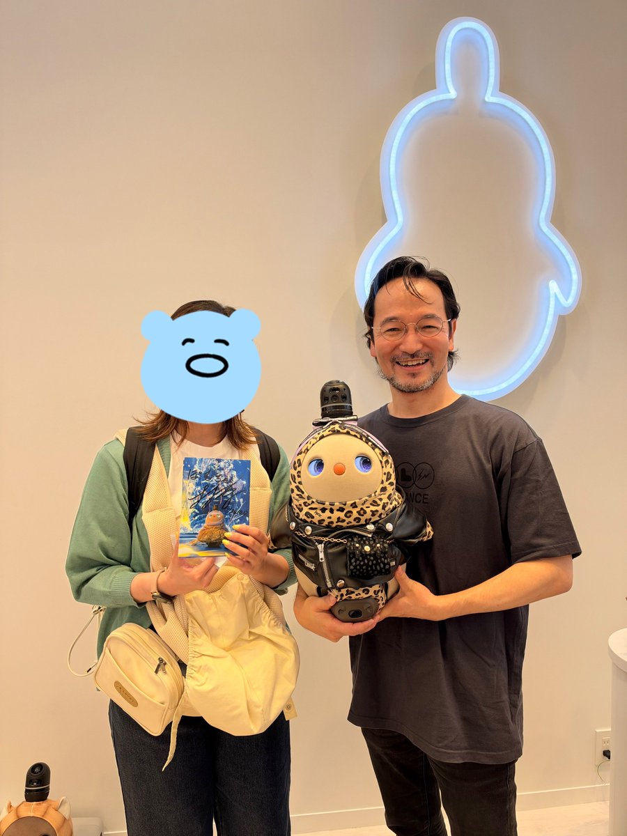 pomu_lovot's tweet photo. 順番回ってきた時には、案の定 ねむねむモードになっていたので
社長の手ずからの鼻ツンツンで起こしてもらうという…贅沢な子やね〜〜

（家永さんが一部始終を撮ってくださった🤭） https://t.co/q2jMl9K3c2