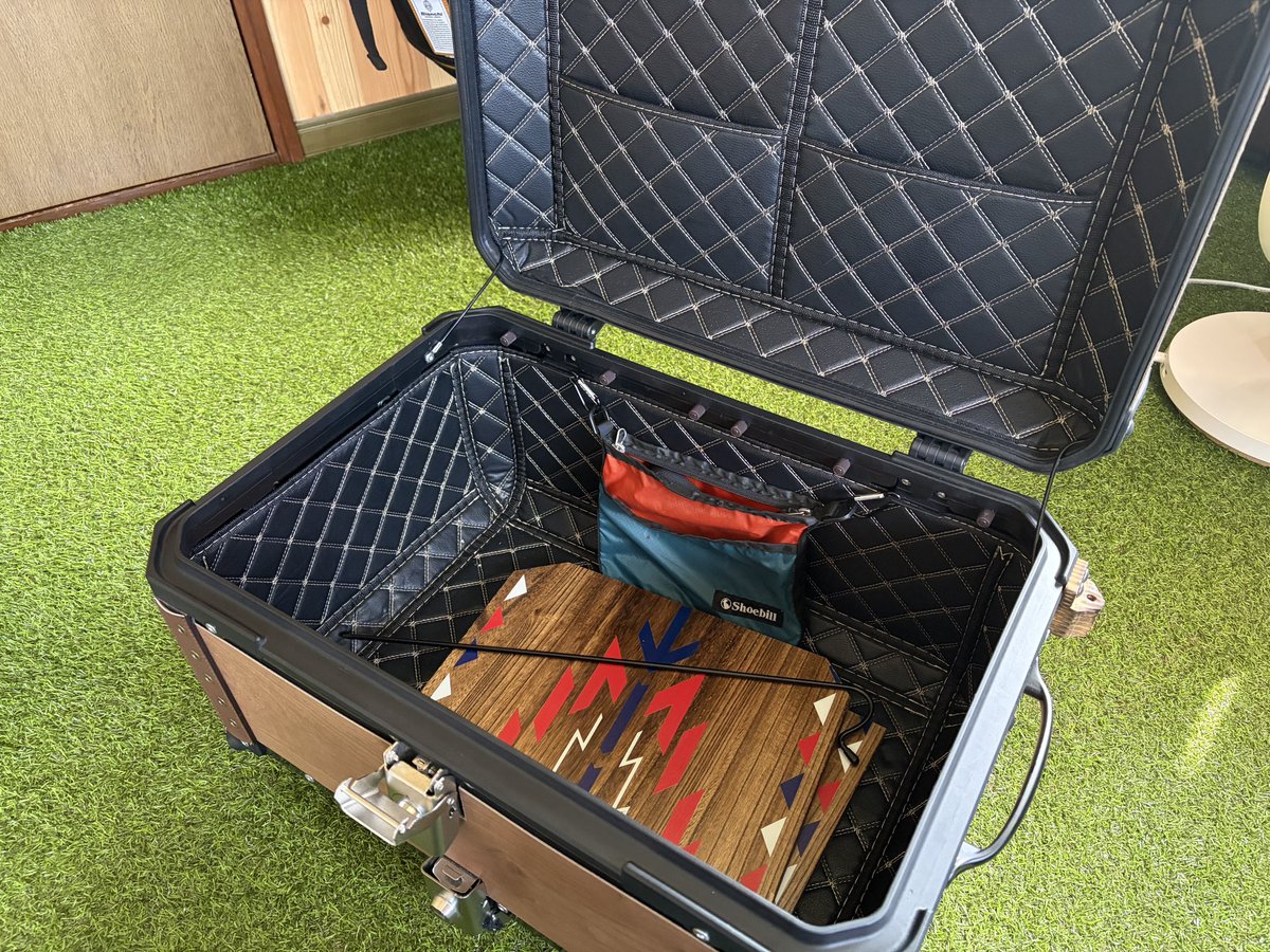 MABOcamp's tweet photo. バイクでキャンプに行く時、スタイルも大切だけど収納系が手間かかる&amp;物が増えるのは嫌なので、トップケースをカスタムしてみたよ！
外観は木目調を貼り付け、開いたままテーブルに出来るようにダボをつけて板を固定できるように改造。ランタンポールも取り付けてキャンプ用収納テーブル化しました！ https://t.co/uvOGgfTUfZ