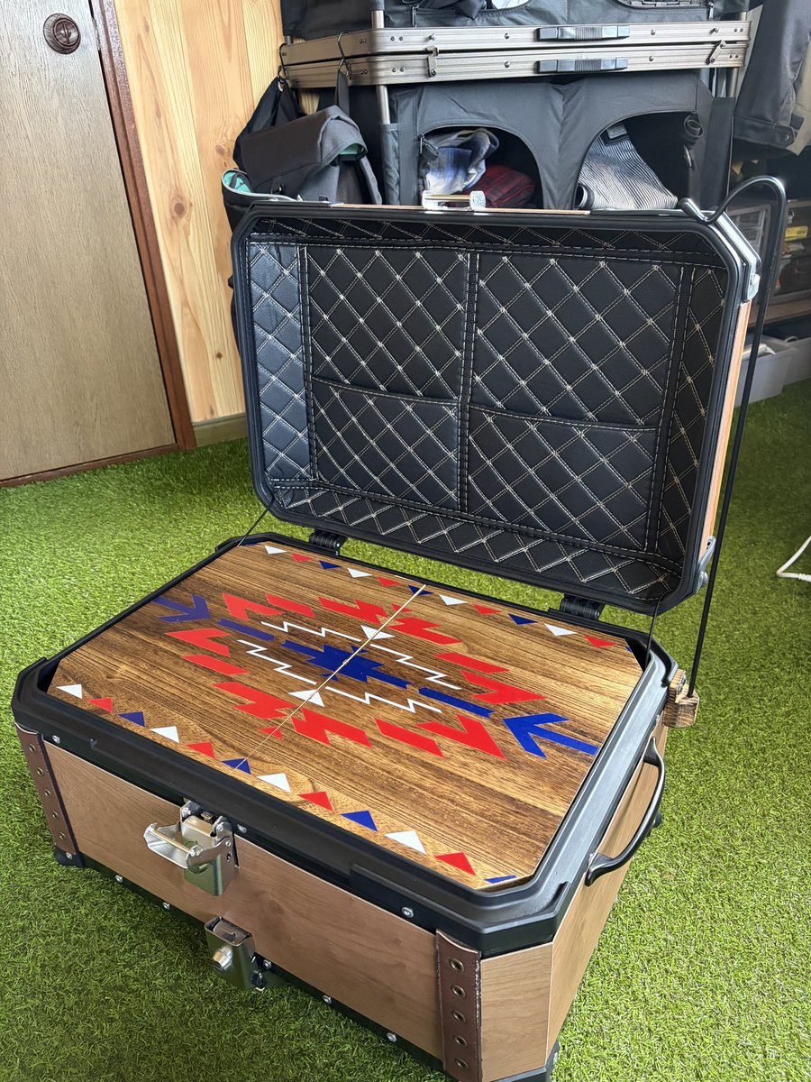 MABOcamp's tweet photo. バイクでキャンプに行く時、スタイルも大切だけど収納系が手間かかる&amp;物が増えるのは嫌なので、トップケースをカスタムしてみたよ！
外観は木目調を貼り付け、開いたままテーブルに出来るようにダボをつけて板を固定できるように改造。ランタンポールも取り付けてキャンプ用収納テーブル化しました！ https://t.co/uvOGgfTUfZ